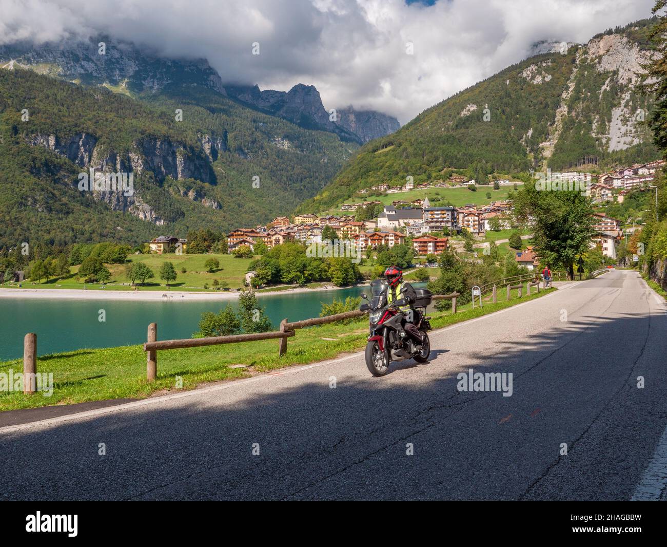 Escursioni in moto nei pressi del lago di Molveno in Italia Foto Stock