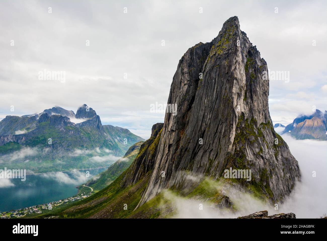 Vista dal monte Hesten sull'iconica montagna Segla Foto Stock