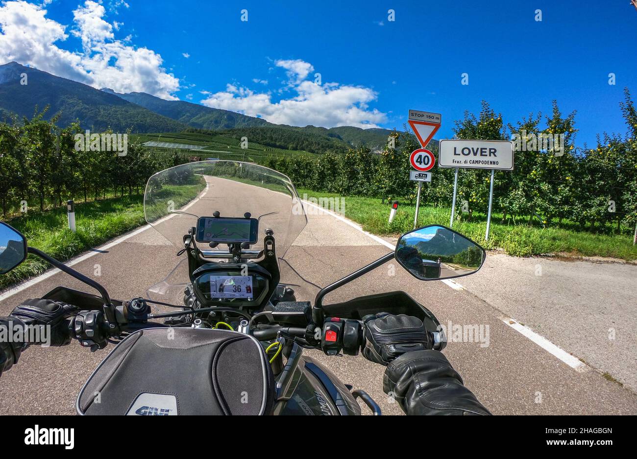 Motocicletta in giro vicino al villaggio di amante in Italia Foto Stock