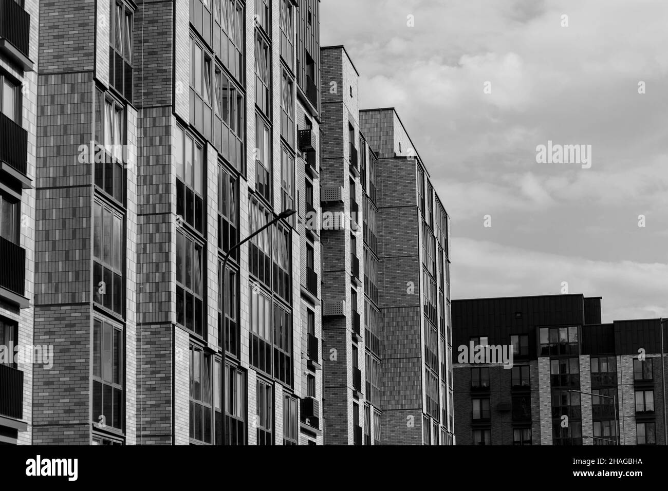 Moderni edifici di appartamenti in mattoni con balconi. Ipoteca Foto Stock