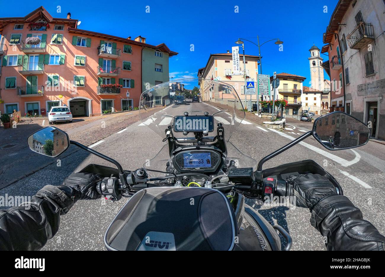 Tour motociclistico a Tuenno - Italia Foto Stock
