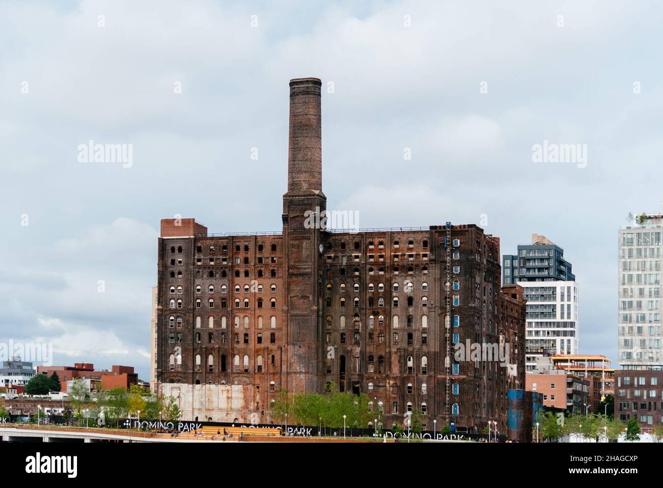 New York City, USA - 23 giugno 2018: Vecchia fabbrica di zucchero a Domino Park a Williamsburg, Brooklyn Foto Stock