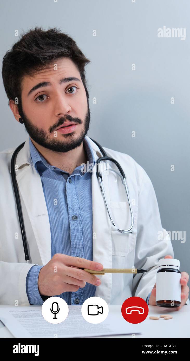 Telefono videocall screenshot di un giovane medico che parla di pillole. Foto Stock