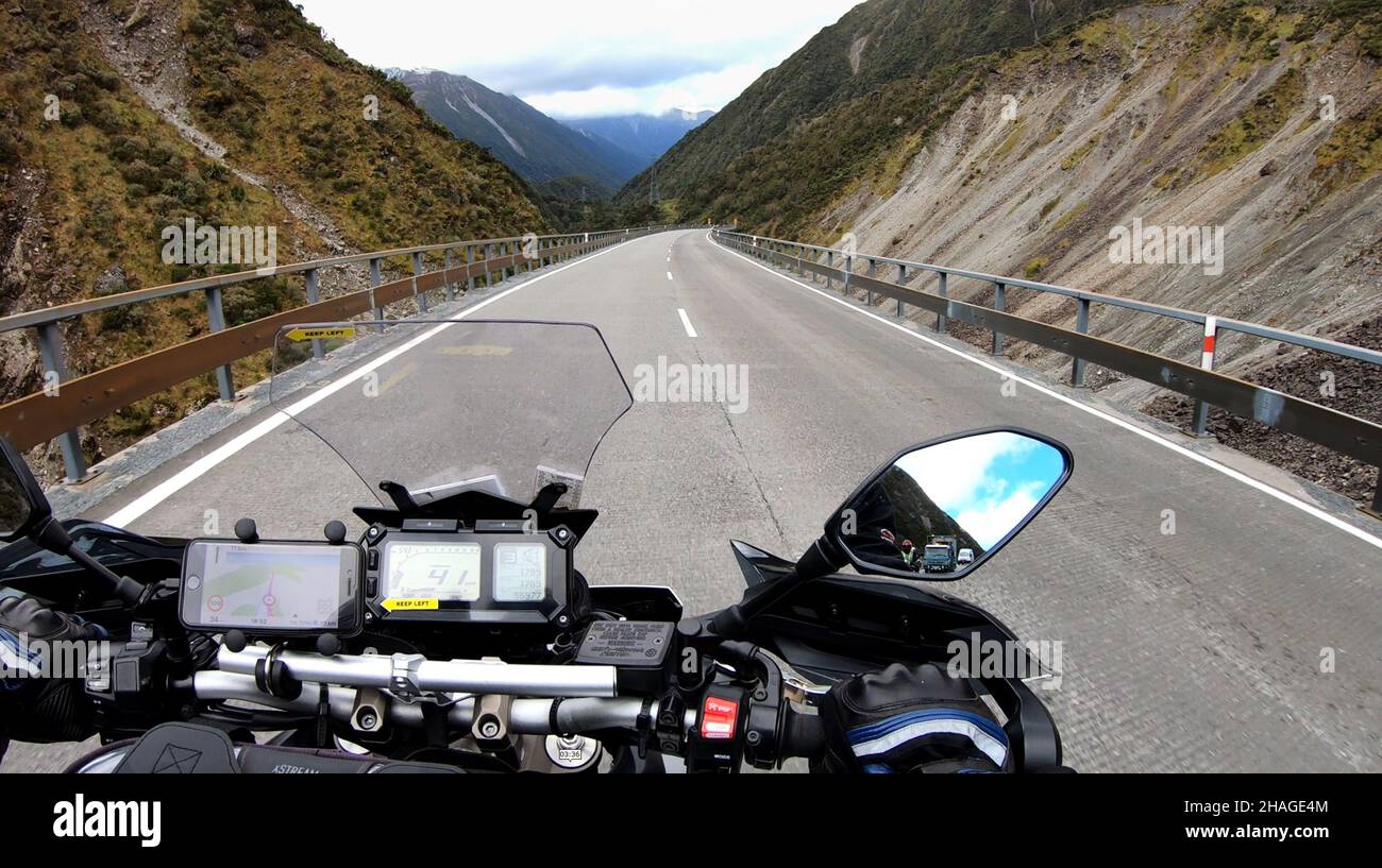 Motociclista che attraversa il Viadotto di Otira sul passo di Arthur - Isola del Sud Nuova Zelanda Foto Stock