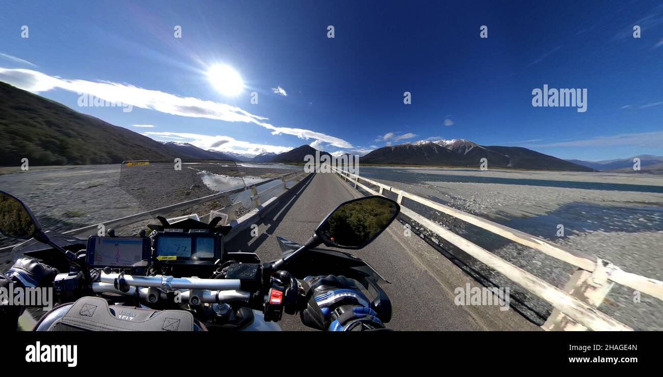Motorcle che attraversa il fiume Waimakariri - Isola del Sud Nuova Zelanda Foto Stock
