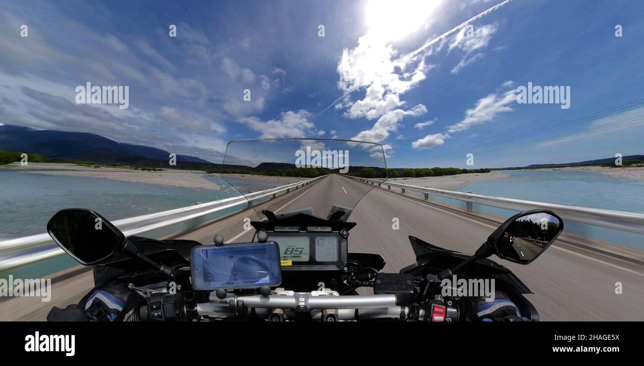 Motociclista che attraversa il fiume Poerua - Isola del Sud Nuova Zelanda Foto Stock