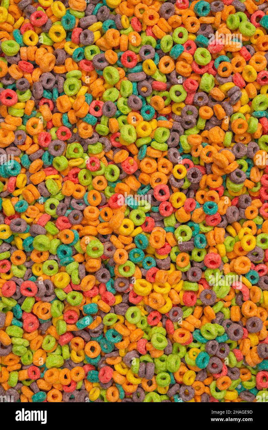 Dolci fiocchi multicolore, anelli di cereali come sfondo. Foto Stock