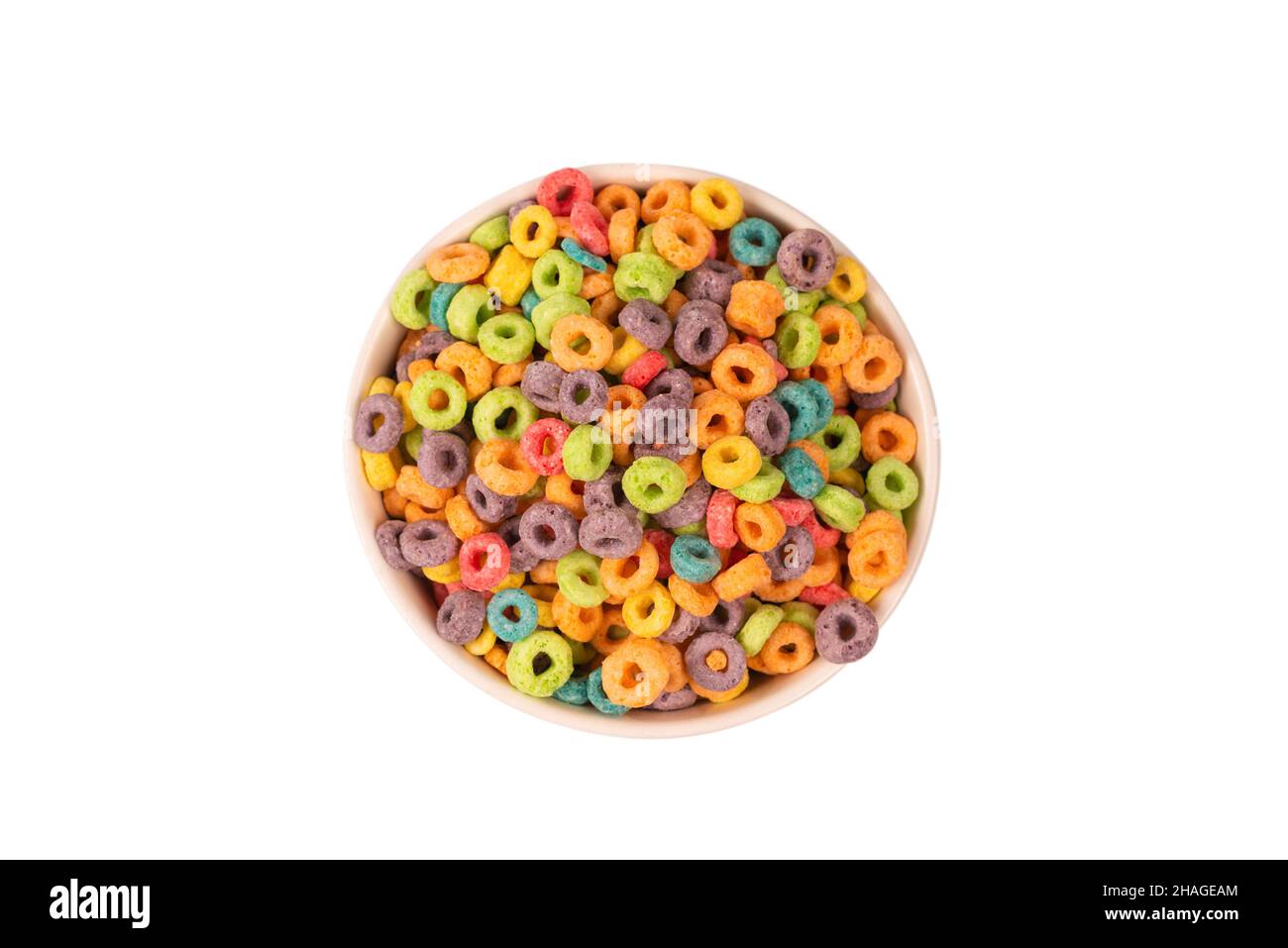 Anelli colorati i cereali fuoriescono in una ciotola. Colazione. Isolato su sfondo bianco. Foto Stock