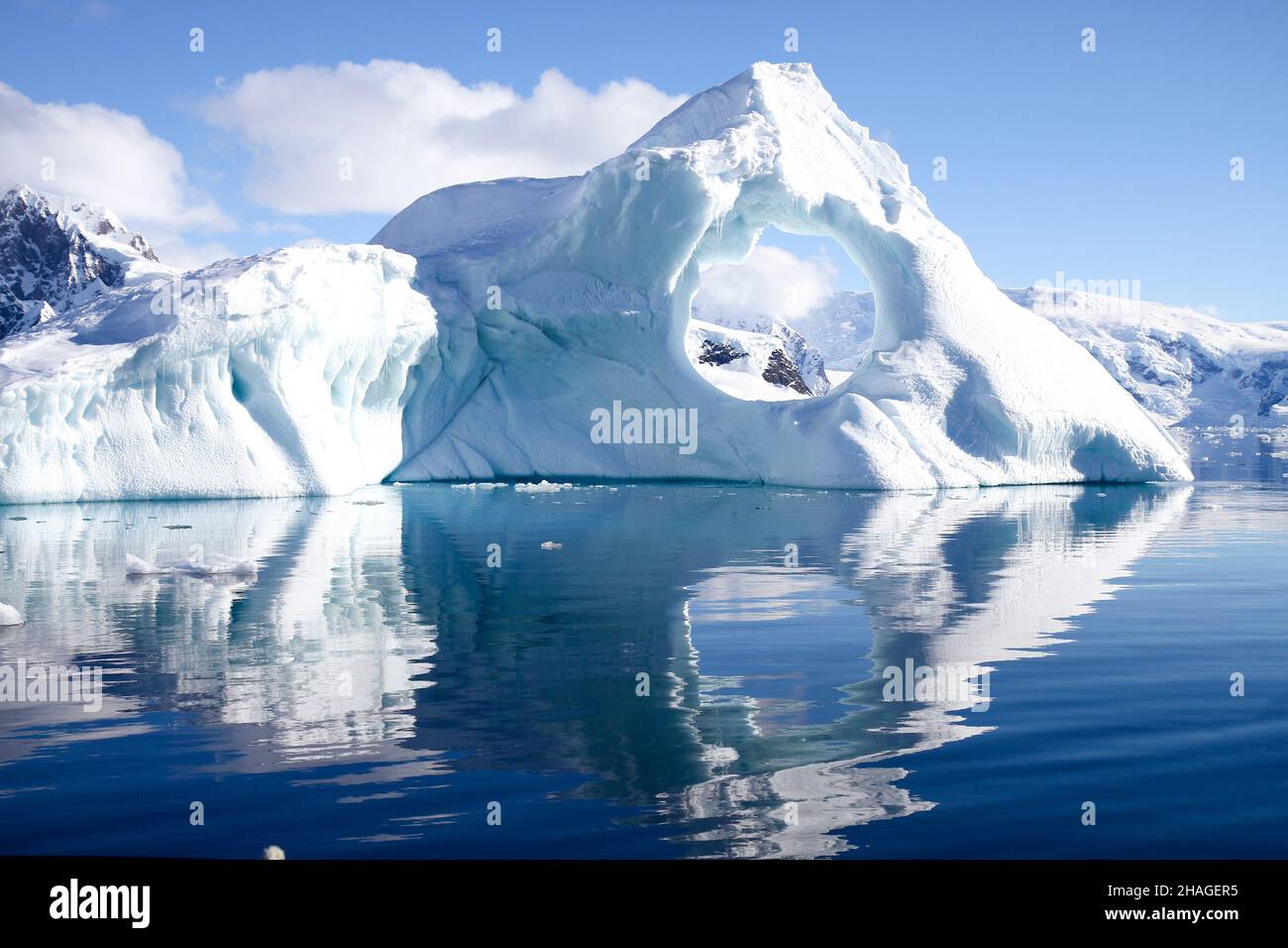 Wilhelmina Bay è una baia 24 chilometri (15 mi) ampia tra la penisola di Reclus e Capo Anna lungo la costa occidentale di Graham terra sulla penna Antartico Foto Stock