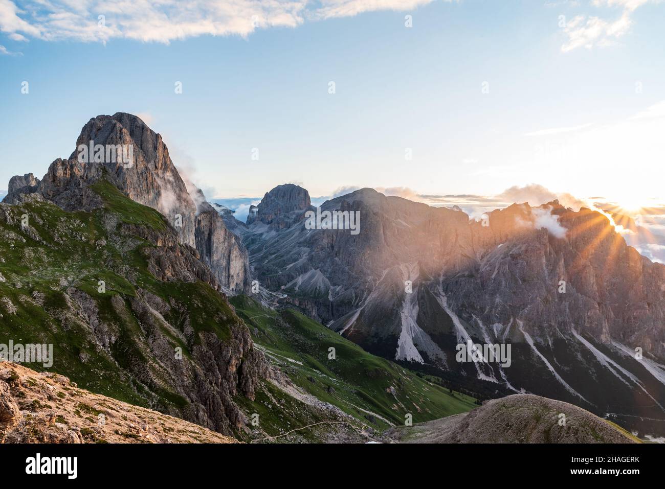 Alba dal Passo delle Coronelle nel gruppo montuoso Catinacio in montagna Dolomiti in Italia Foto Stock