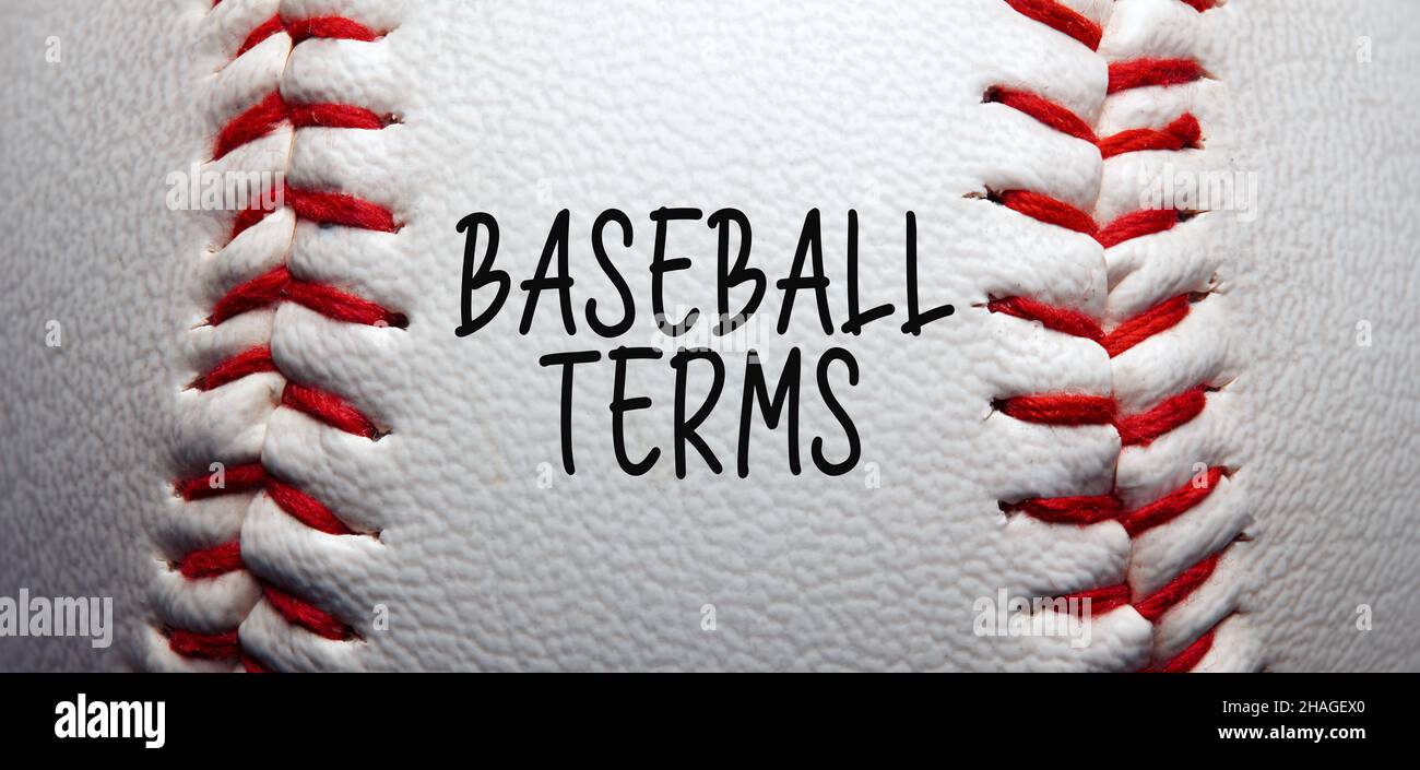 Palla da baseball macro close-up con stitches e cuciture con la parola baseball termini. Terminologia del gioco di baseball o concetto di guida. Foto Stock