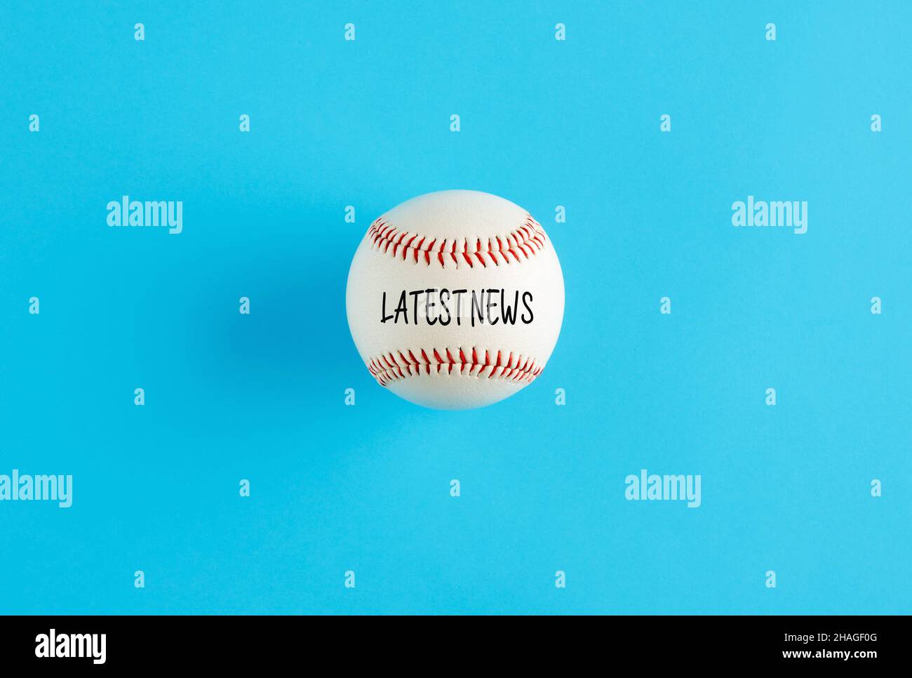 Palla da baseball su sfondo blu con la parola ultime notizie. Concetto di annuncio di notizie del campionato di baseball. Foto Stock