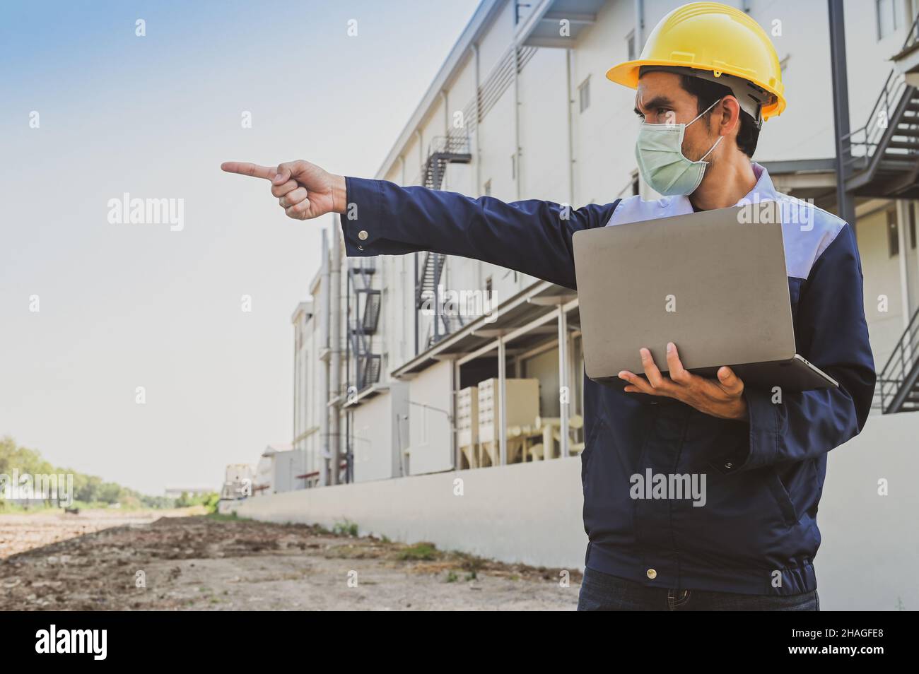 Responsabile sicurezza ispezione fabbrica sistema di sicurezza , tecnico computer portatile tecnologia Foto Stock