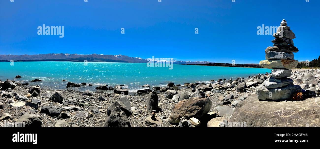 Rock Balancing sulla riva del lago Pukaki in Nuova Zelanda Foto Stock