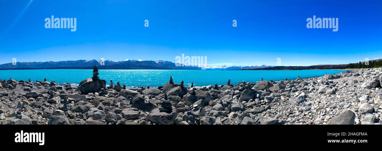 Rock Balancing sulla riva del lago Pukaki in Nuova Zelanda Foto Stock