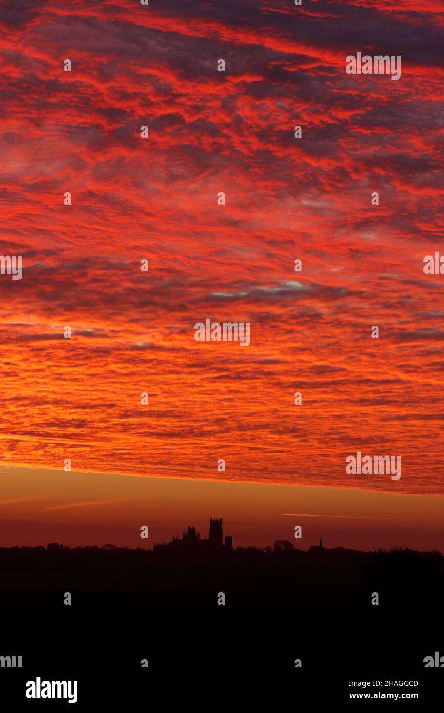 Ely Cattedrale, alba sulle Fens Cambridgeshire il 11th 2021 dicembre Foto Stock