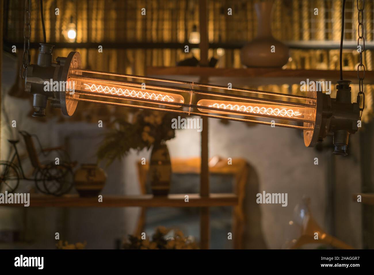 Steampunk stile architettonico elemento di design di interni. Illuminazione apparecchiature illuminate. Foto di alta qualità Foto Stock