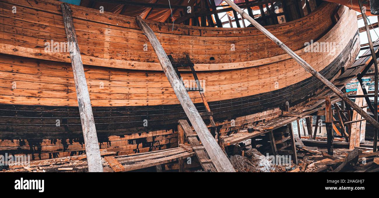 Vista esterna di una barca di legno semi-costruita Foto Stock