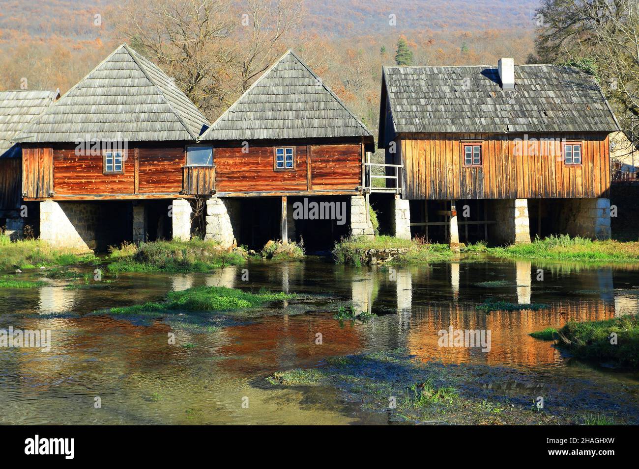 Vecchi mulini ad acqua in legno sul fiume Gacka, Croazia Foto Stock