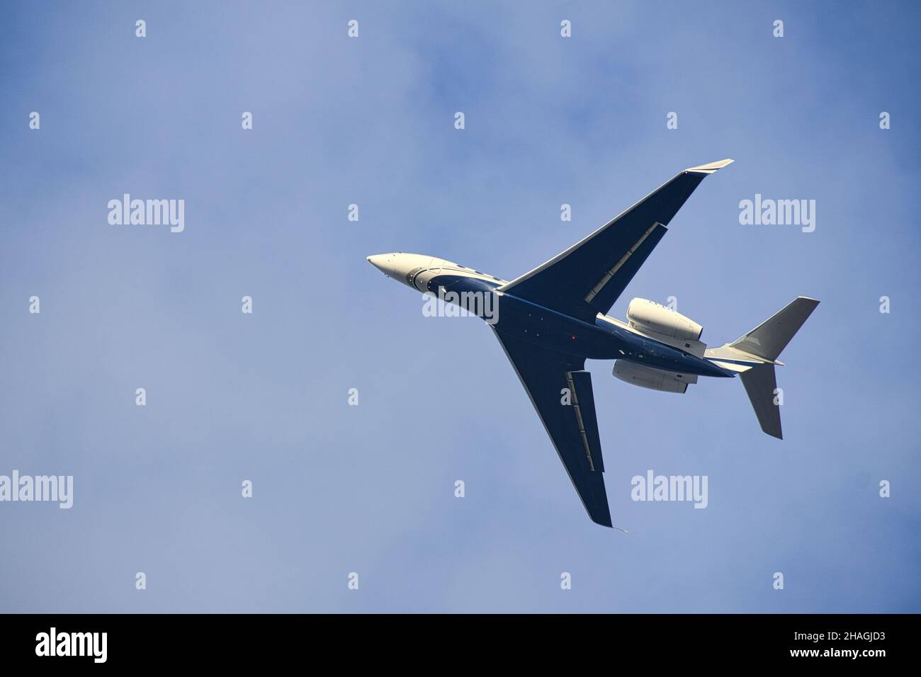 aereo nel cielo blu per la destinazione di vacanza. Una macchina per passeggeri che porta gli ospiti al resort. Foto Stock