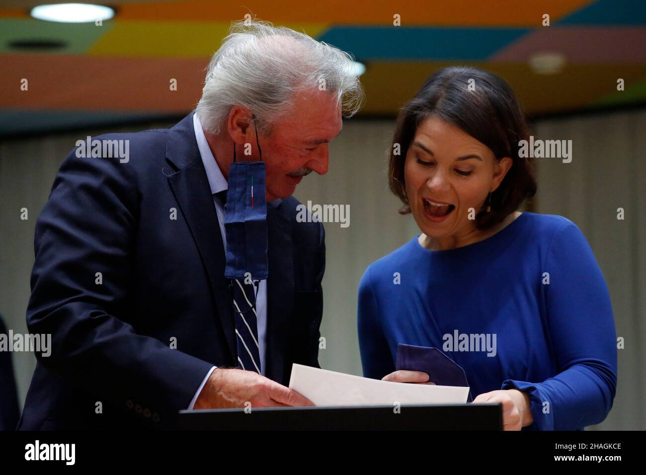 Bruxelles, Belgio. 13th Dic 2021. Il ministro degli Esteri lussemburghese Jean ASSELBORN (sinistra) e il ministro degli Esteri tedesco Annalena BAERBLOCK (destra) in una tavola rotonda del Consiglio "Affari Esteri" (FAC) presso la sede dell'UE a Bruxelles (Belgio), 13 dicembre 2021. (Credit Image: © Valeria Mongelli/ZUMA Press Wire) Foto Stock