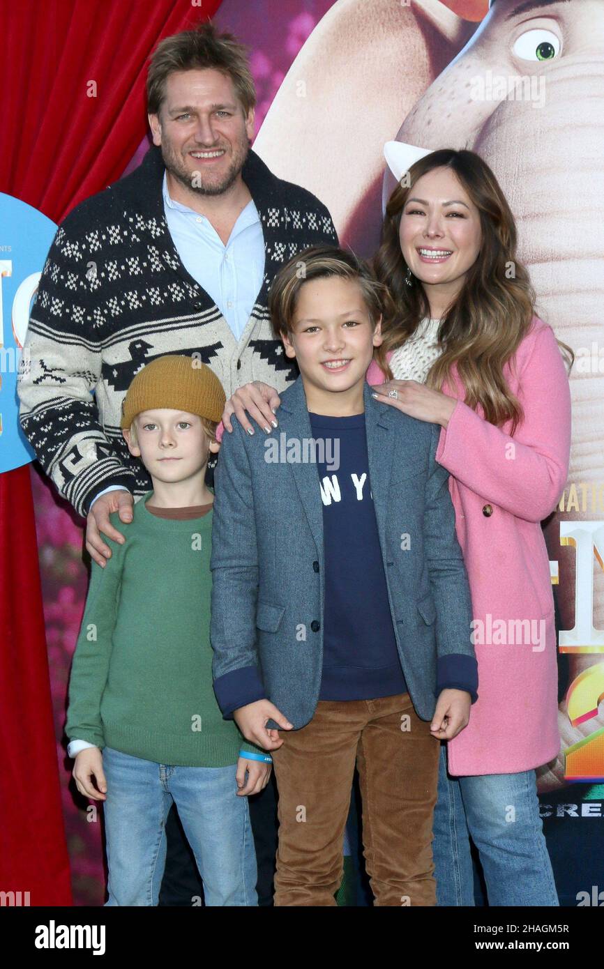 Los Angeles, California. 12th Dic 2021. Curtis Stone, Lindsay Price, Curtis Stone, Lindsay Price, Emerson Spencer, Hudson Stone agli arrivi per CANTARE 2 Premiere, The Greek Theatre, Los Angeles, CA 12 dicembre 2021. Credit: Priscilla Grant/Everett Collection/Alamy Live News Foto Stock