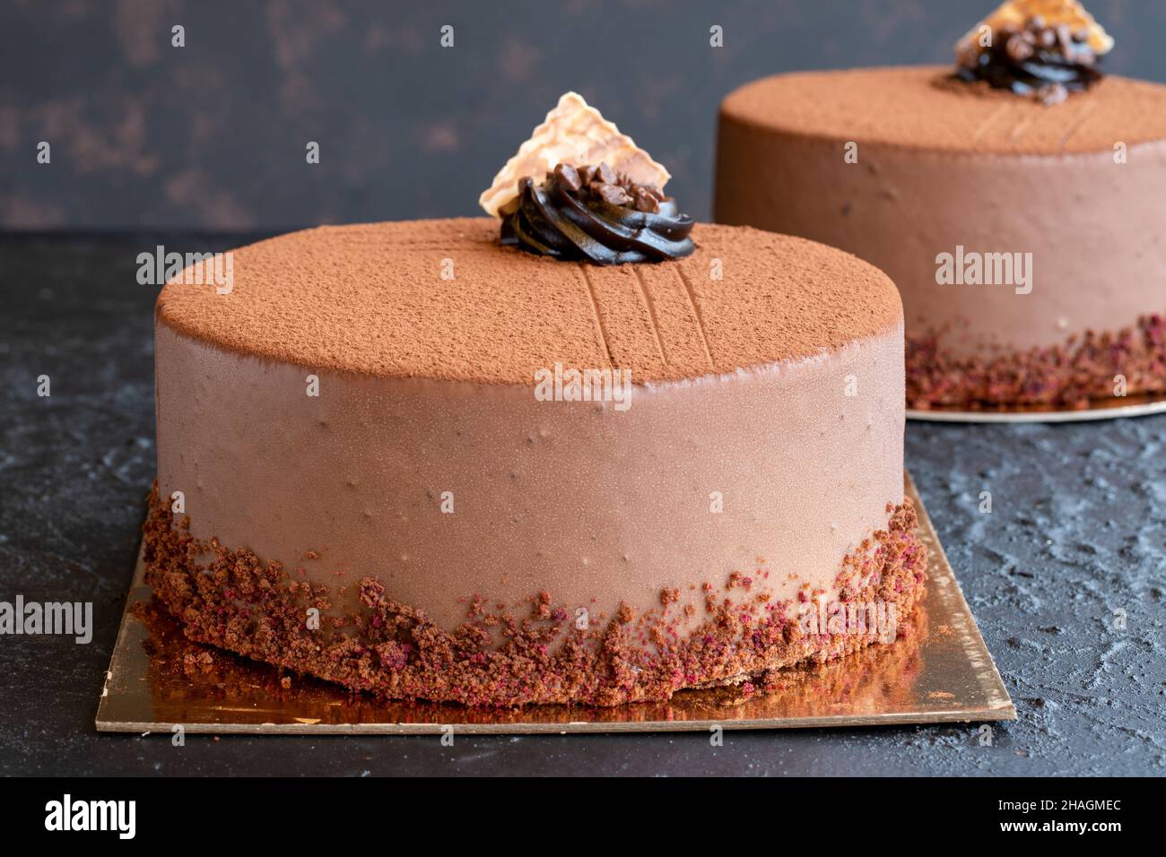 Torta di ganache su sfondo scuro. Vista orizzontale. Primo piano torta di festa Foto Stock