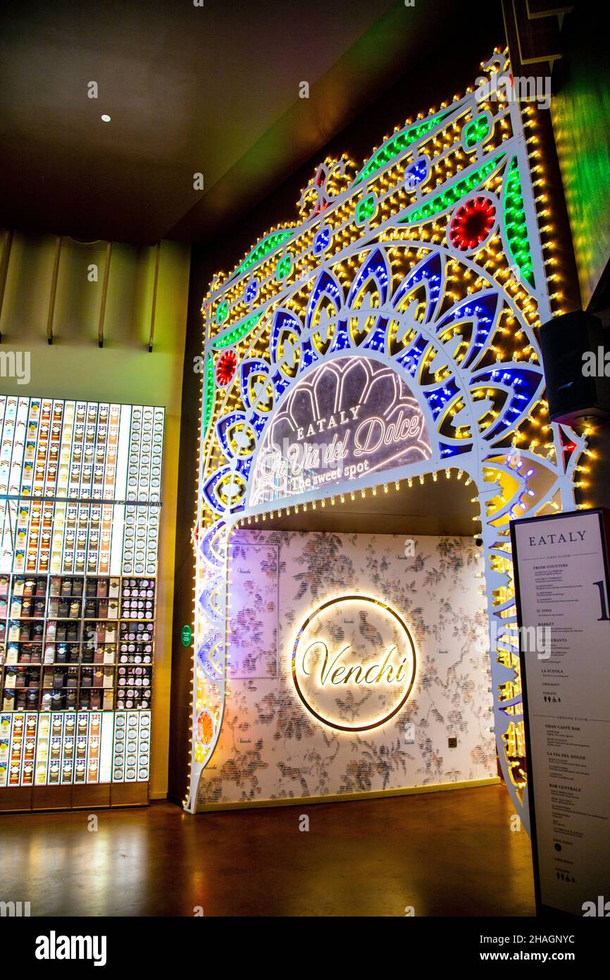 La Via del Dolce decorata con luci colorate a Eataly, Londra, Regno Unito Foto Stock