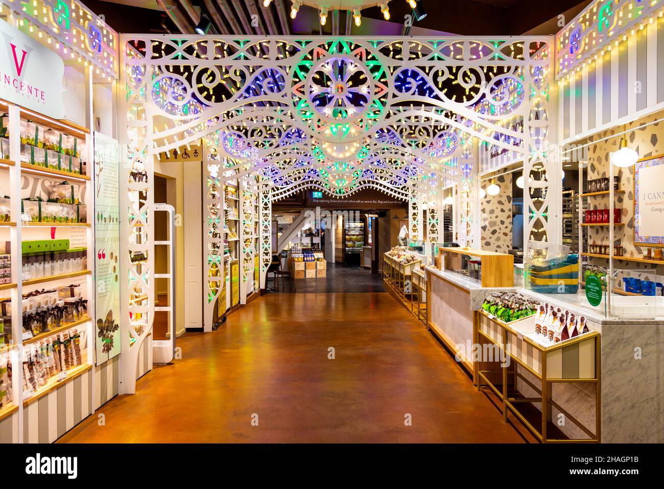 La Via del Dolce decorata con luci colorate a Eataly, Londra, Regno Unito Foto Stock