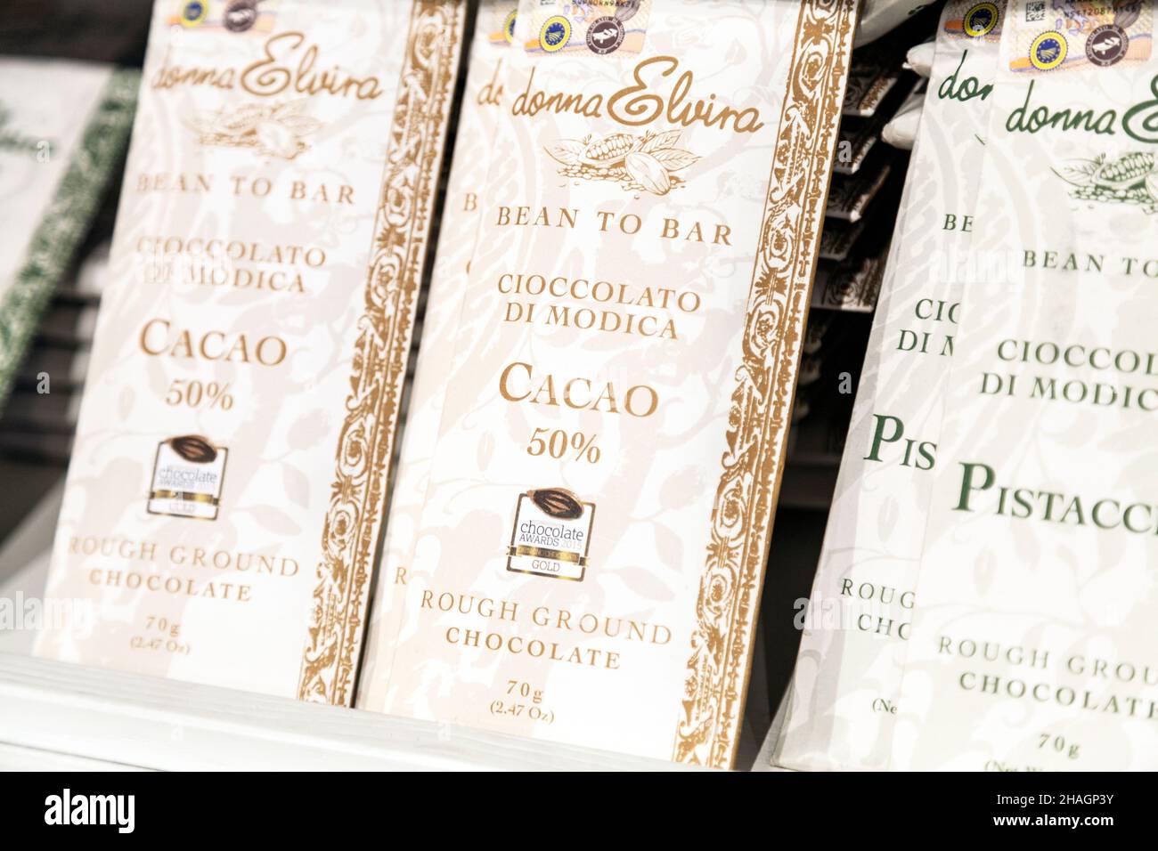 Barrette artigianali di cioccolato italiano a Eataly, Londra, Regno Unito Foto Stock