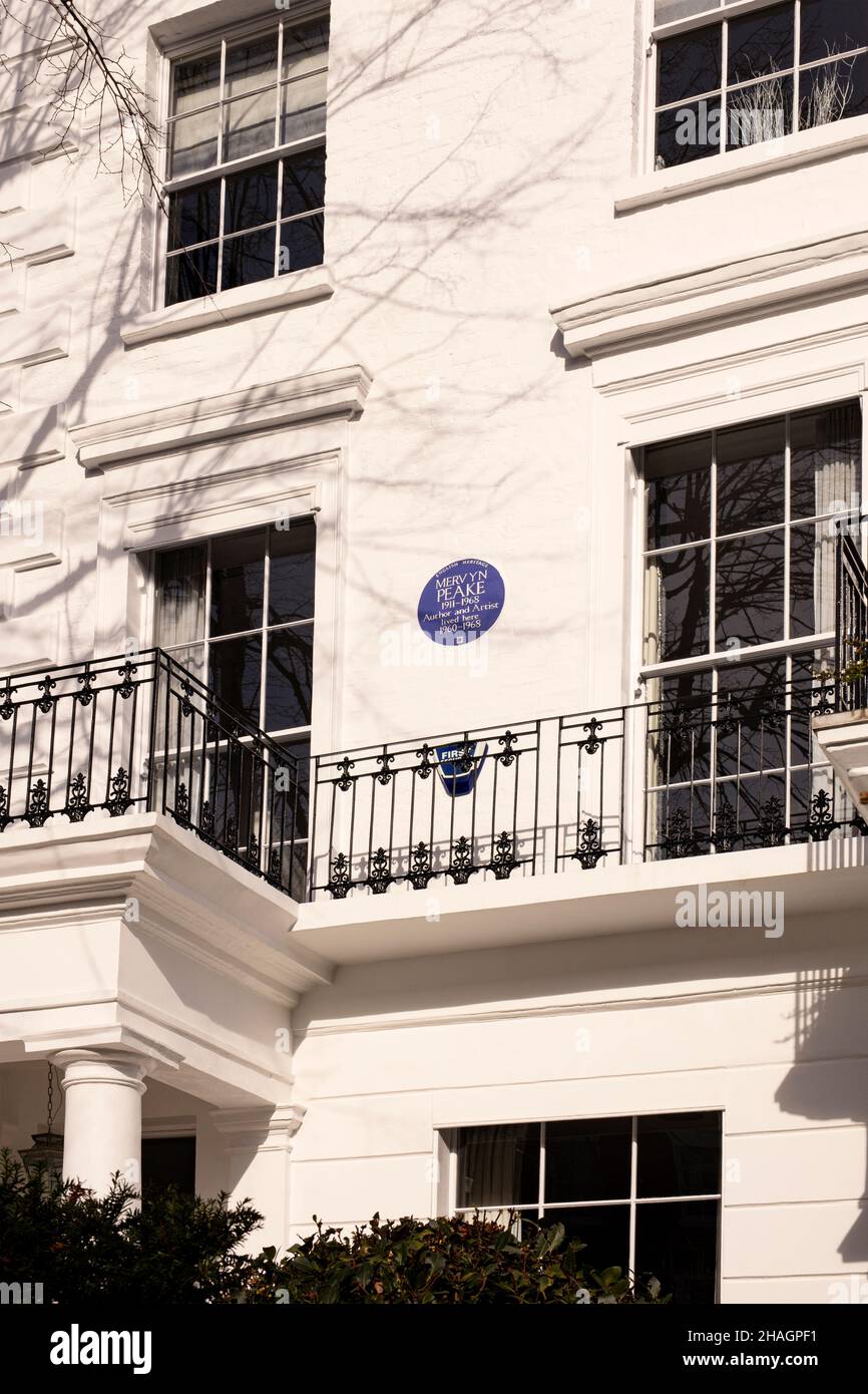 English Heritage Blue Plaque per Mervyn Peake, autore della trilogia di Gormenghast, al 1 Drayton Gardens Chelsea, Londra Foto Stock