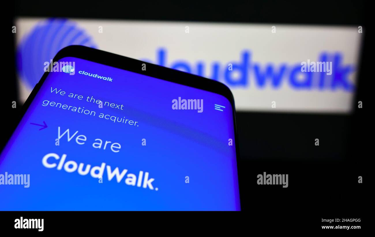 Telefono cellulare con sito web della società di pagamento brasiliana CloudWalk Inc. Sullo schermo di fronte al logo business. Concentrarsi sul centro del display del telefono. Foto Stock