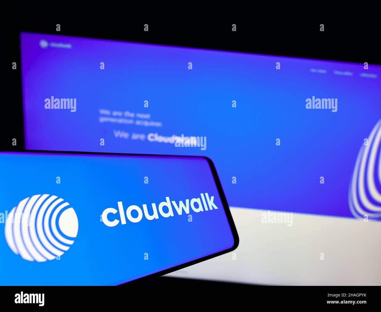 Telefono cellulare con logo della società di pagamento brasiliana CloudWalk Inc. Sullo schermo di fronte al sito web aziendale. Concentratevi sul centro-destra del display del telefono. Foto Stock