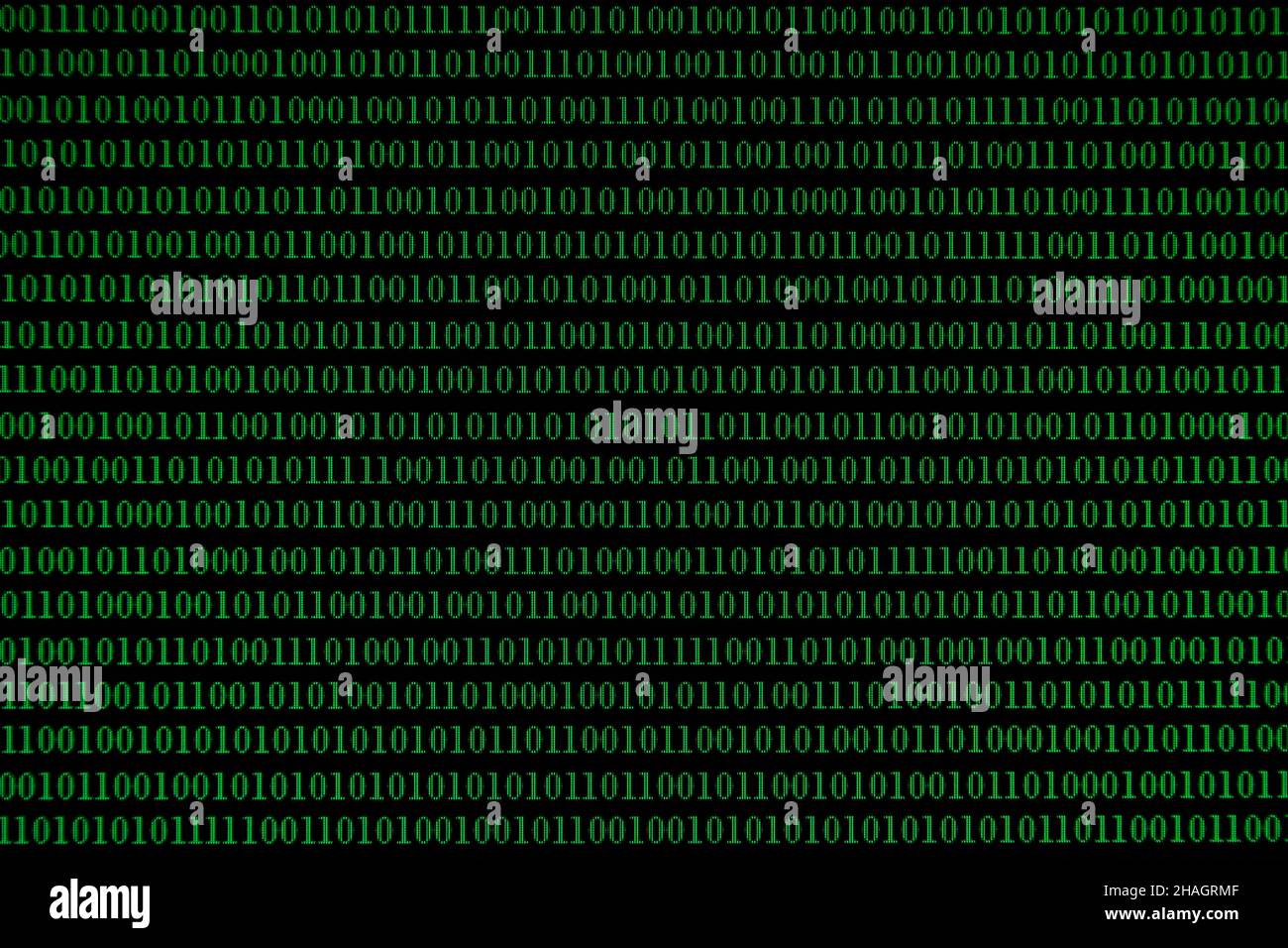 Codice binario su un monitor, codice binario ripetitivo senza interruzioni con testo verde su sfondo nero. Foto Stock