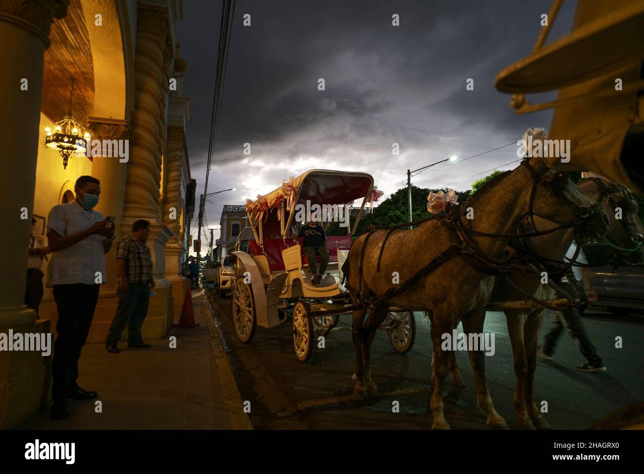 (211213) -- MANAGUA, 13 dicembre 2021 (Xinhua) -- Foto scattata il 12 dicembre 2021 mostra una carrozza di cavalli nel dipartimento di Granada, Nicaragua. (Xinhua/Xin Yuewei) Foto Stock