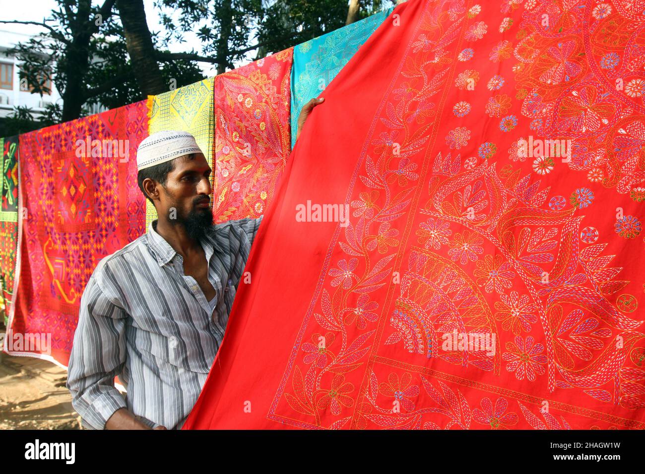 Dhaka, Bangladesh - 11 settembre 2014: I venditori di Nakshi kantha sono seduti per la vendita a Gulshan in Dhaka. Nakshi kantha è un artigianato tradizionale in B. Foto Stock