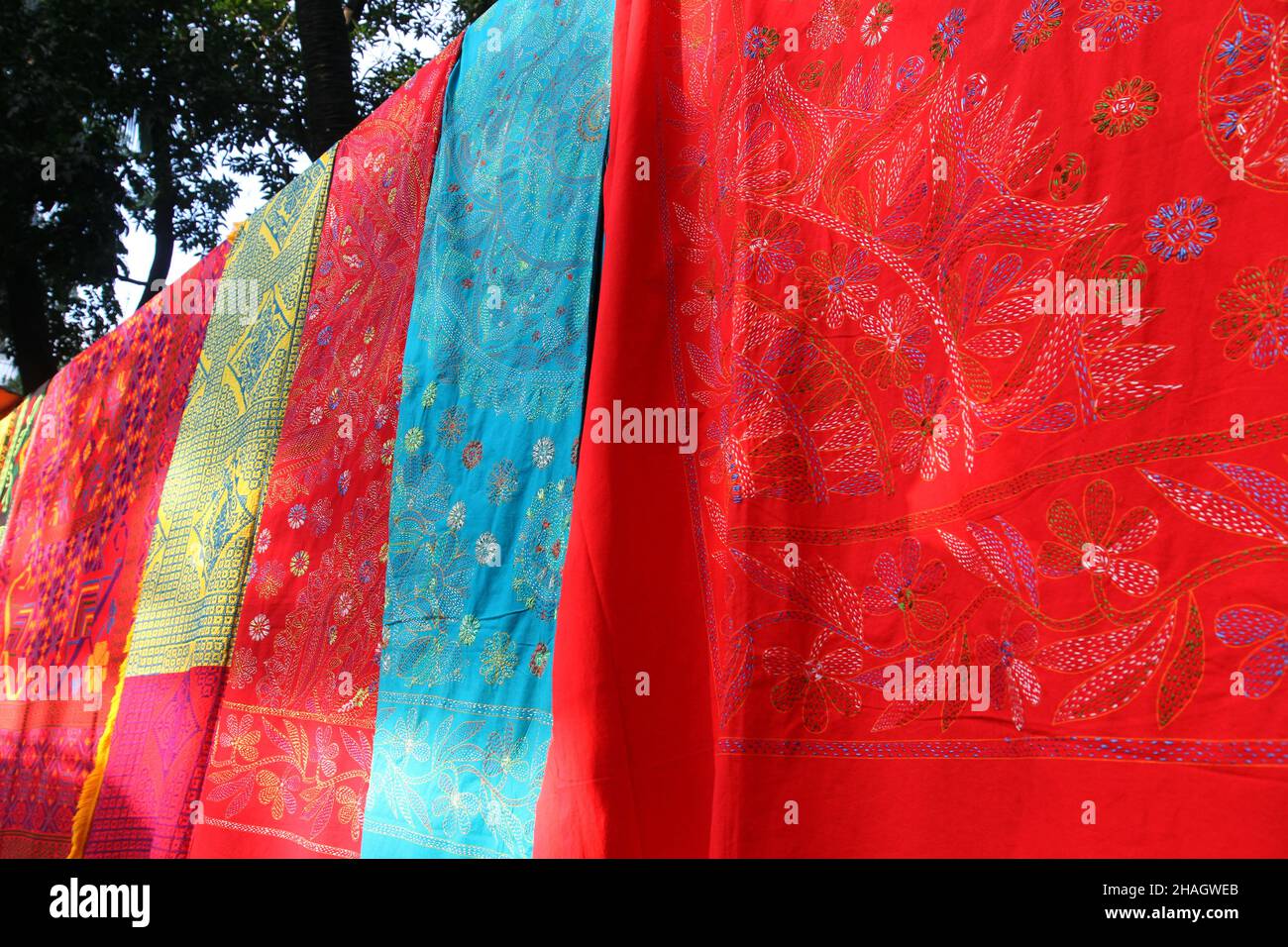 Dhaka, Bangladesh - 11 settembre 2014: I venditori di Nakshi kantha sono seduti per la vendita a Gulshan in Dhaka. Nakshi kantha è un artigianato tradizionale in B. Foto Stock