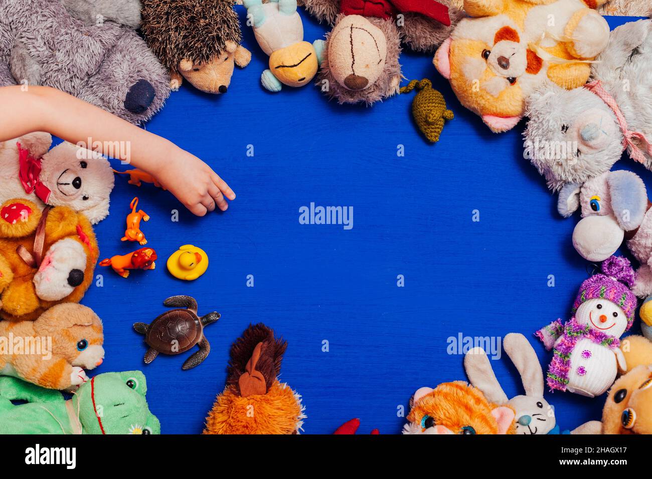 giocattoli per bambini per giochi educativi come sfondo Foto Stock