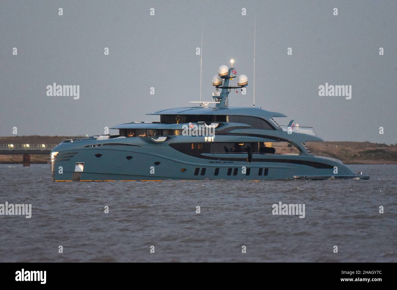 10/12/2021 Gravesend UK il super yacht Phi è stato appena lanciato ed è raffigurato sulla sua prima chiamata a Londra. Il lussuoso yacht a motore di 58,5 metri ha jus Foto Stock