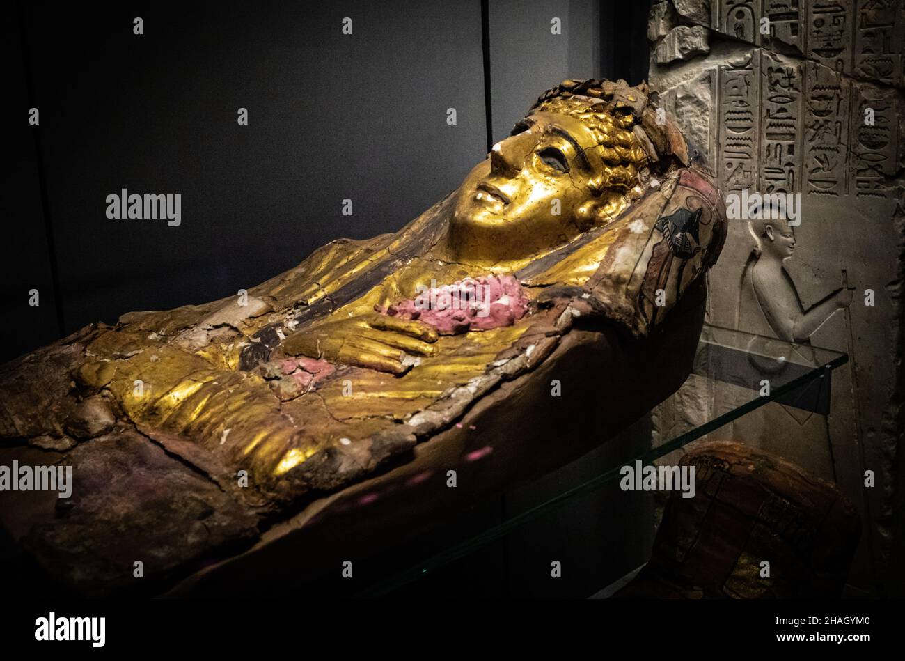 Un'antica copertina in mummia egiziana con bouquet floreale e rotolo di papiro, da Hawara, Egitto, in mostra al Fitzwilliam Museum di Cambridge, Regno Unito. Foto Stock