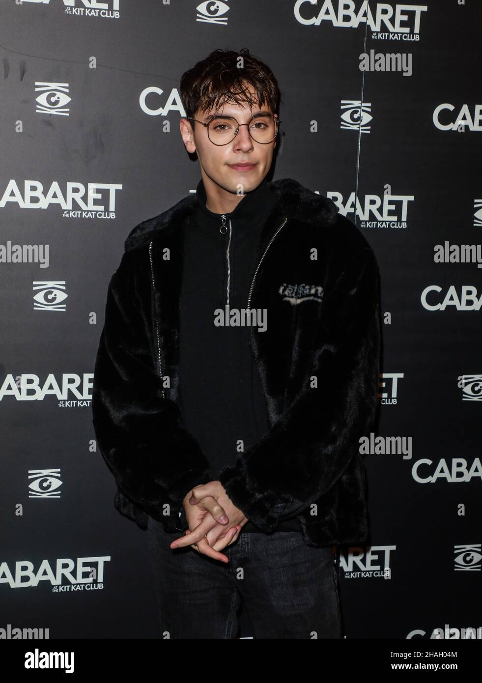 Londra, Regno Unito. 12th Dic 2021. Max Harwood partecipa a una performance di gala di 'Cabaret' al Playhouse Theatre di Londra. Credit: SOPA Images Limited/Alamy Live News Foto Stock