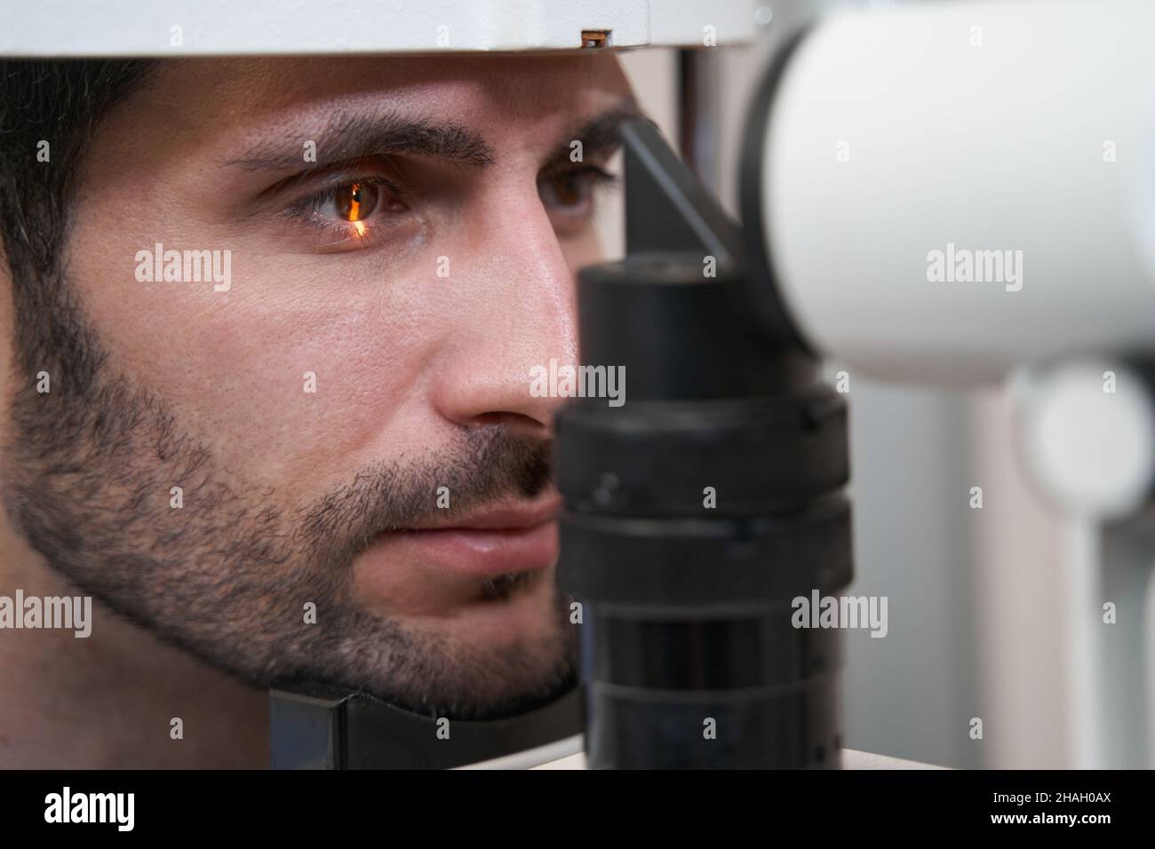Maschio che controlla la vista con lampada a fessura Foto Stock