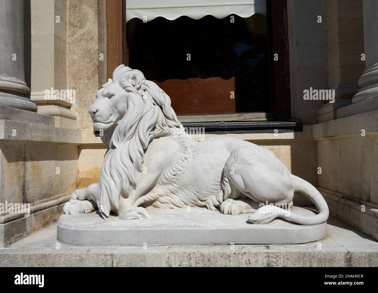 Statua di un leone a Palazzo Beylerbeyi, Istanbul, Turchia Foto Stock