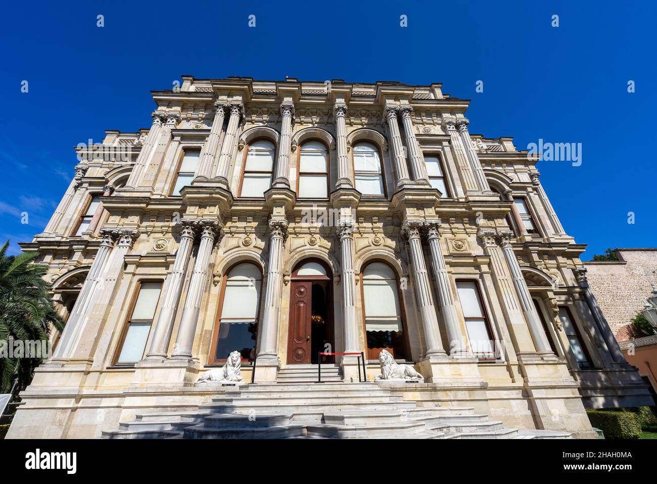 Vista frontale del Palazzo Beylerbeyi (Beylerbeyi Sarayı) in una giornata di sole a Istanbul, Turchia. Foto Stock