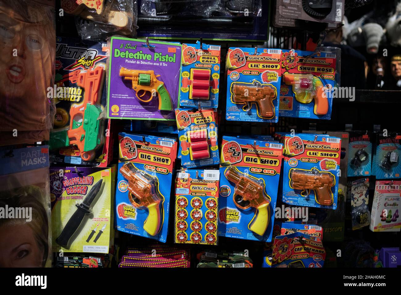 Mostra di pistole giocattolo e proiettili esposti al Halloween Adventure, un negozio di costumi e tchotchke nel villaggio che da allora è diventato un covid incidente. Foto Stock