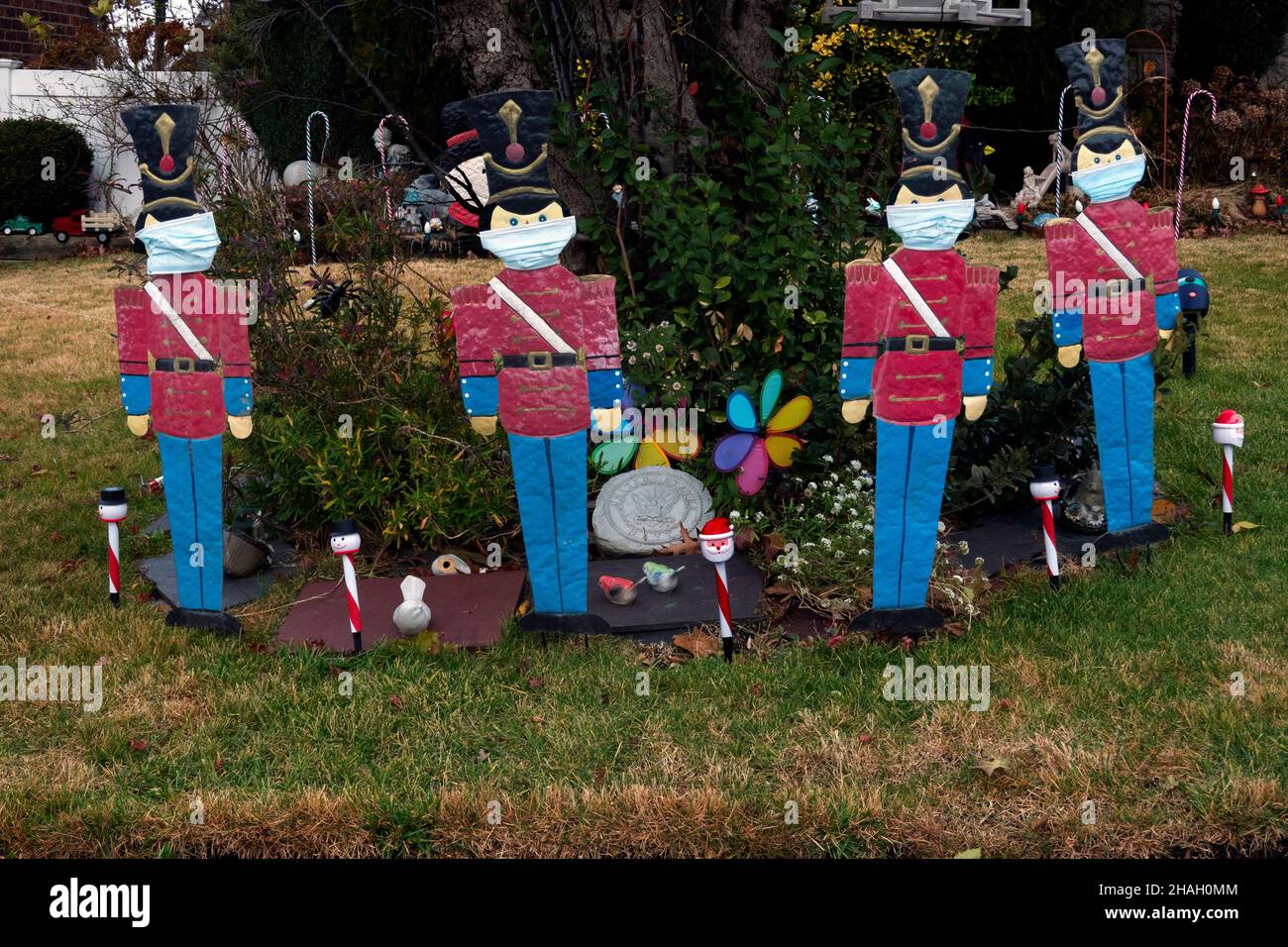 SOLDATI TOY DI NATALE nell'età del cavid, un cortile è decorato con i soldati tradizionali del nutcracker ma questo, anno, indossando le maschere. A Queens, New York. Foto Stock