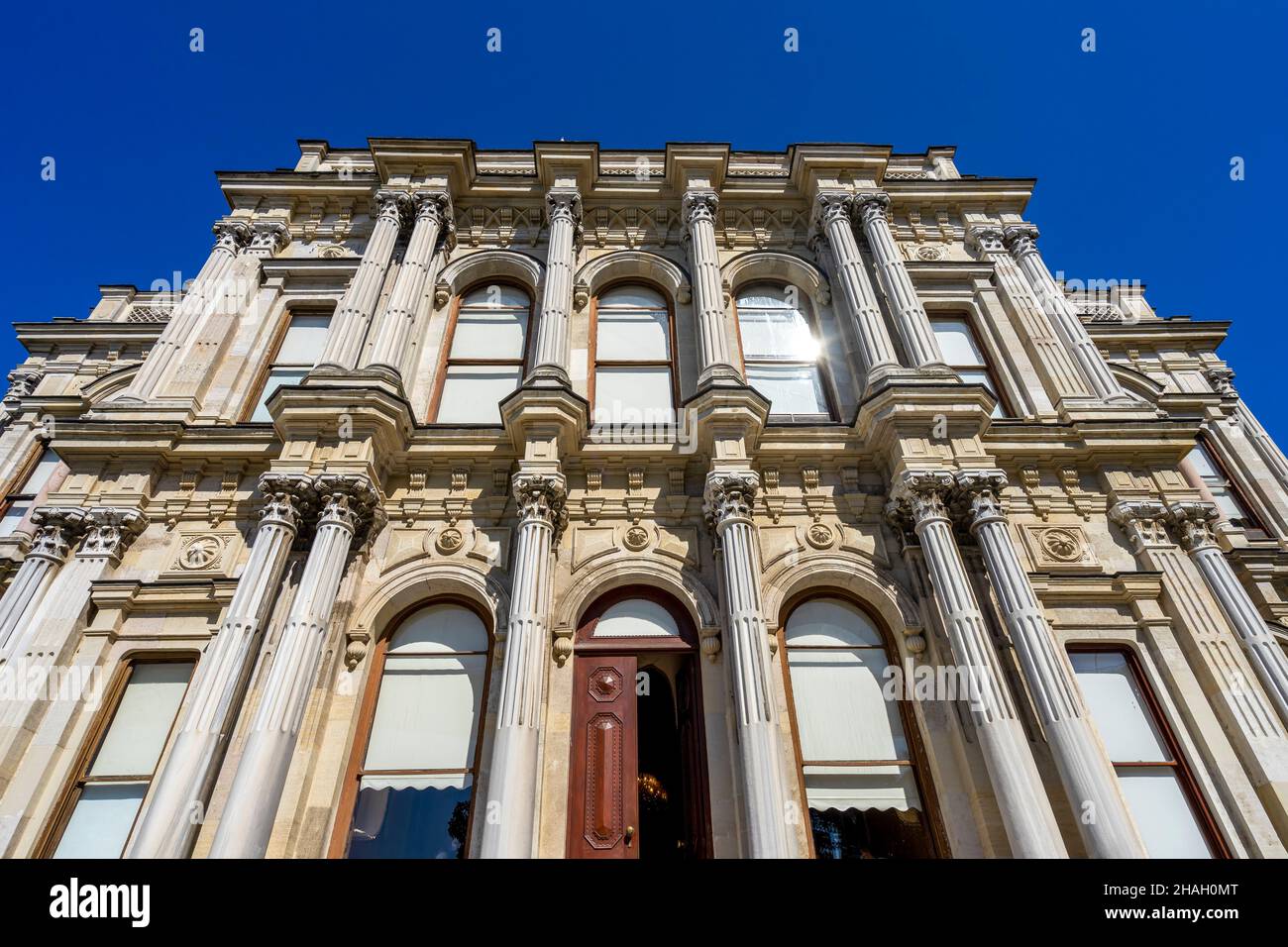 Facciata vista frontale del Palazzo Beylerbeyi in una giornata di sole a Istanbul, Turchia. Foto Stock