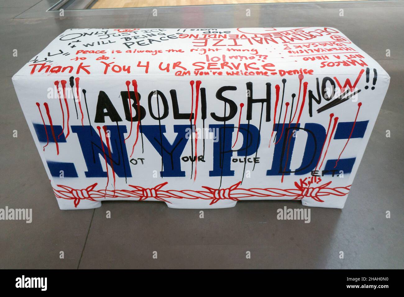 Un compensato e imitazione di schiuma di una barriera della polizia NYPD che gli spettatori sono invitati a scrivere. Al Queens Museum di Flushing Meadows Corona Park, New York Foto Stock