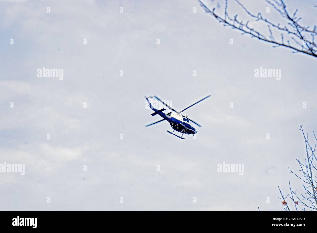 Un elicottero NYPD che sorvola un'area del Queens Orientale, New York City. Foto Stock