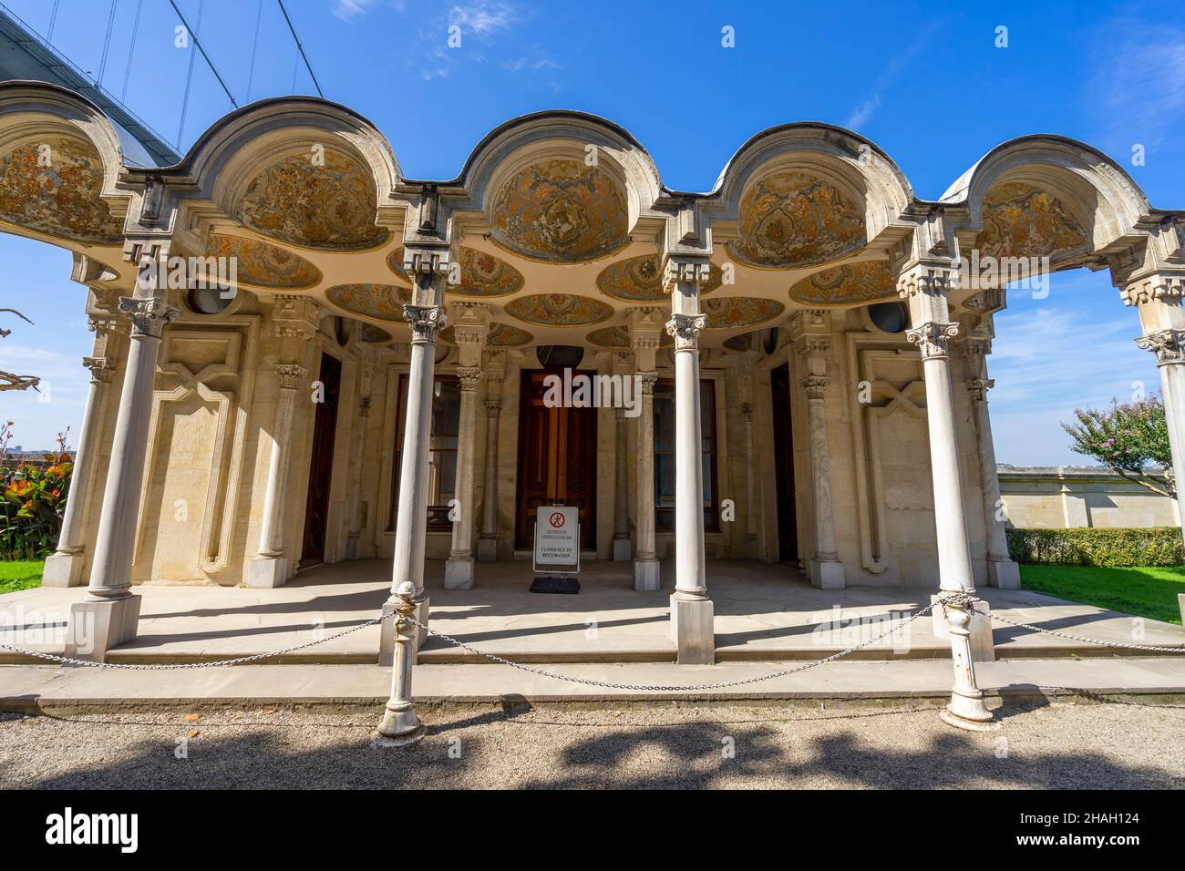 Vista sul Padiglione del bagno nel Palazzo Beylerbeyi, Istanbul, Turchia. Foto Stock